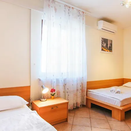 Cozy Apartment In Jezera With Wifi דירה