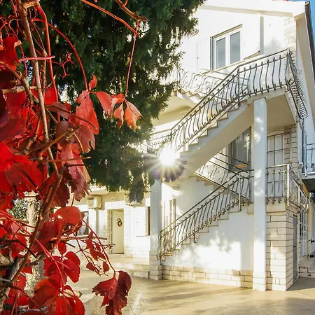 Cozy Apartment In Jezera With Wifi
