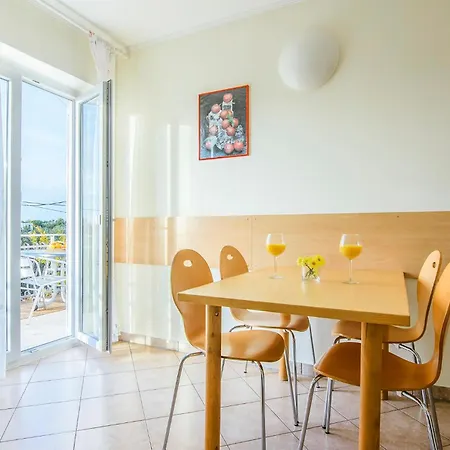 Cozy Apartment In Jezera With Wifi דירה